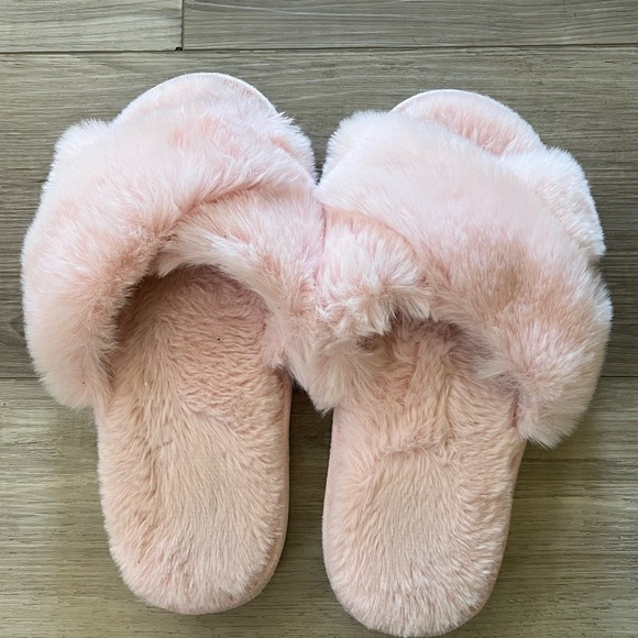 Amazon Light Pink Fuzzy Slippers - Size 8.5 - Picture 2 of 5